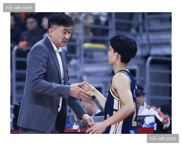 特写:终场哨响,杜锋与每一位队员紧紧拥抱,周琦举起冠军鼎 特写:终场哨响,杜锋与每一位队员紧紧拥抱,周琦举起冠军鼎